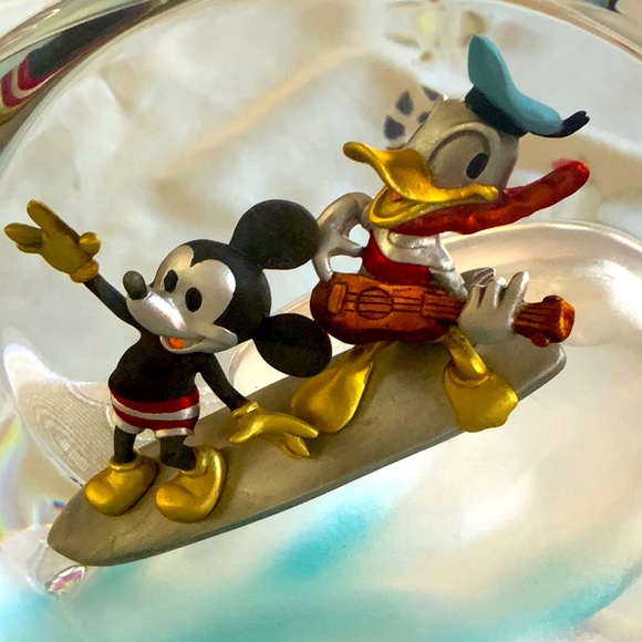 HAWAIIAN HOLIDAY ( MICKEY AND DONALD) Limited to 950 Surf is up . - Picture 5 of 6